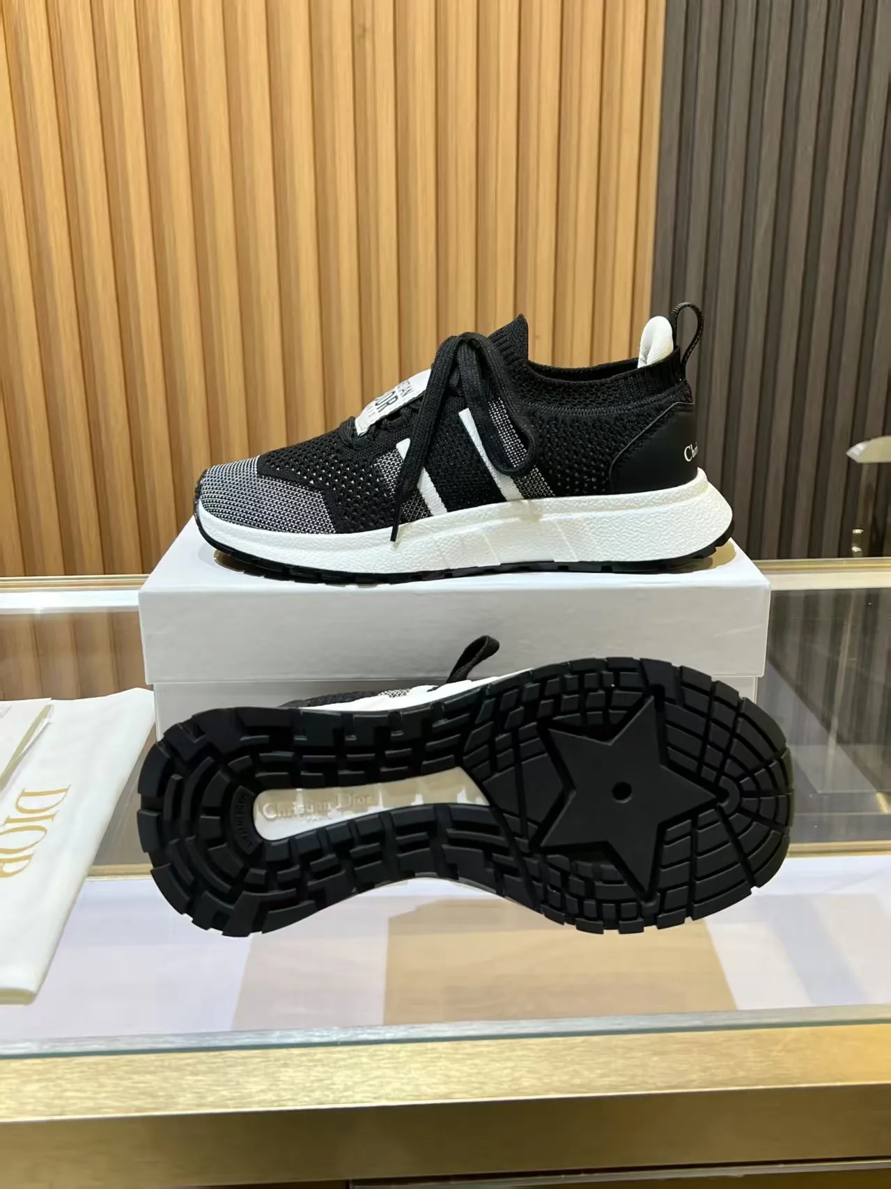 👟👟Ex-factory price 460👟👟 DIOR CHRONO Dior's new high-version, casual, business, all-in-one sports shoes. Simple and super versatile. The upper is equipped with a Logo cloth label. The upper is perfect and luxurious, and can be matched with any spring, summer, autumn and winter clothing. The upper foot is even more comfortable! The original material is disassembled and reproduced perfectly. The fly-woven upper is breathable and comfortable. The original super lightweight TPU absorbent film anti-slip outsole. Unique. Full of details. Fine workmanship. Worth owning. Equipped with original packaging at the counter. 3 colors available SIZE: 35--40 (41 can be customized)